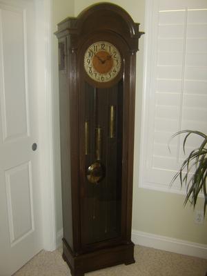 Early Colonial Mfg. Co. hall clock