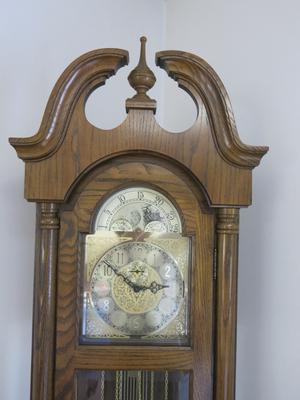 Ridgeway grandfather clock: oak model 253